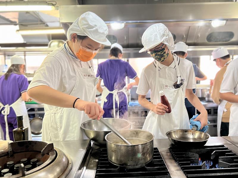 國中學子透過與家人、師長或同學的合作，完成中式炒飯、西式義大利麵或是烘焙蛋糕裝飾，不僅促進與同儕、親子關係，也提早接觸職涯探索。開平餐飲學校/提供