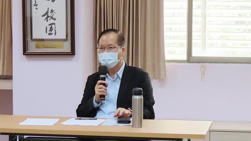 南華大學與天晴俱樂部攜手合作足球人才培育，林辰璋副校長介紹運動學程及體育中心特色。