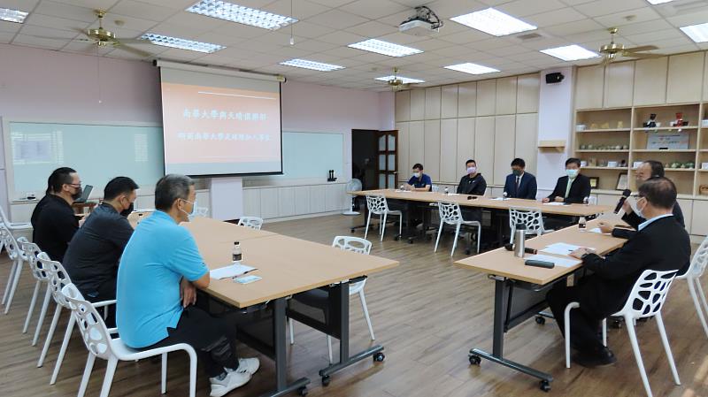 南華大學與天晴俱樂部研商南華大學足球隊加入事宜。
