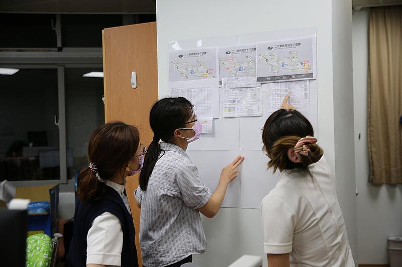 感控室辦公室充分利用，入口的霧面玻璃、牆面都發揮功能。