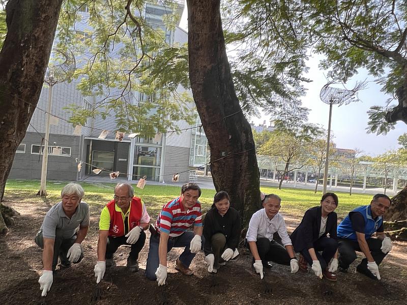 左起：竹裝置藝術創作者劉昭明、社區代表陳國大理事長、南投縣文化資產學會理事長梁志忠、竹裝置藝術創作者康怡茜、工藝中心主任張仁吉、樹木醫詹鳳春及草屯鎮公所秘書莊文宏