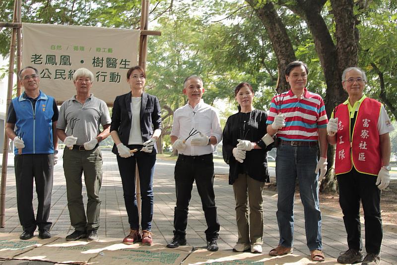 左起：草屯鎮公所秘書莊文宏、竹裝置藝術創作者劉昭明、樹木醫詹鳳春、工藝中心主任張仁吉、竹裝置藝術創作者康怡茜、南投縣文化資產學會理事長梁志忠、社區代表陳國大理事長