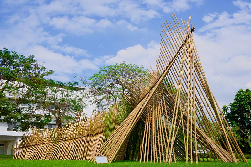 與鳳凰樹群相伴的竹構藝術裝置「鳳凰來儀」，設計與製作者為康宜茜與劉昭明工藝師