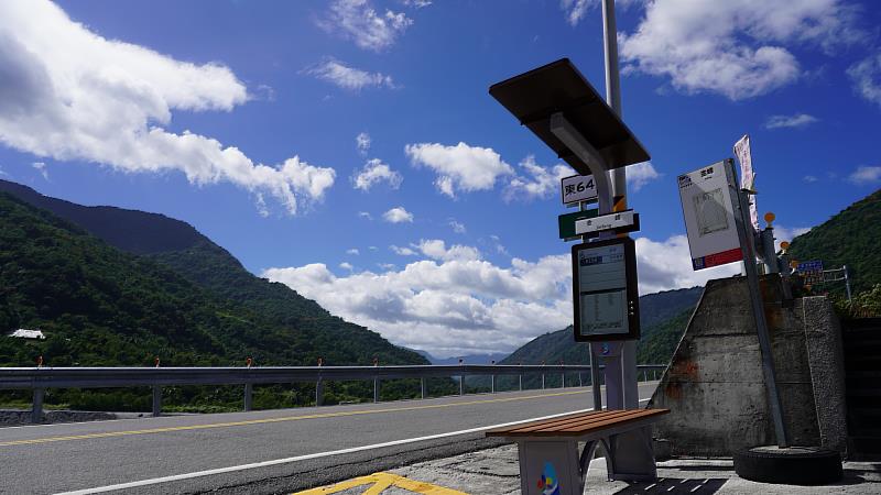 智慧城鄉更進一步！臺東縣啟用智慧候車亭及太陽能電子紙公車站牌