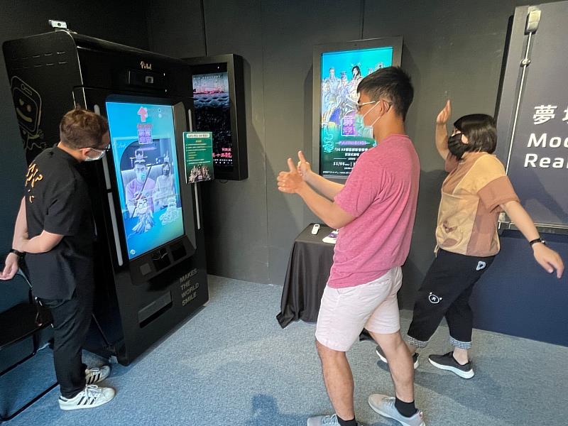 民眾與AR拍貼機互動，化身霹靂布袋戲角色，共同合照留影