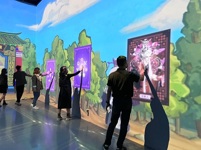 體驗民眾開心的與戲偶互動，找尋自己喜歡的角色