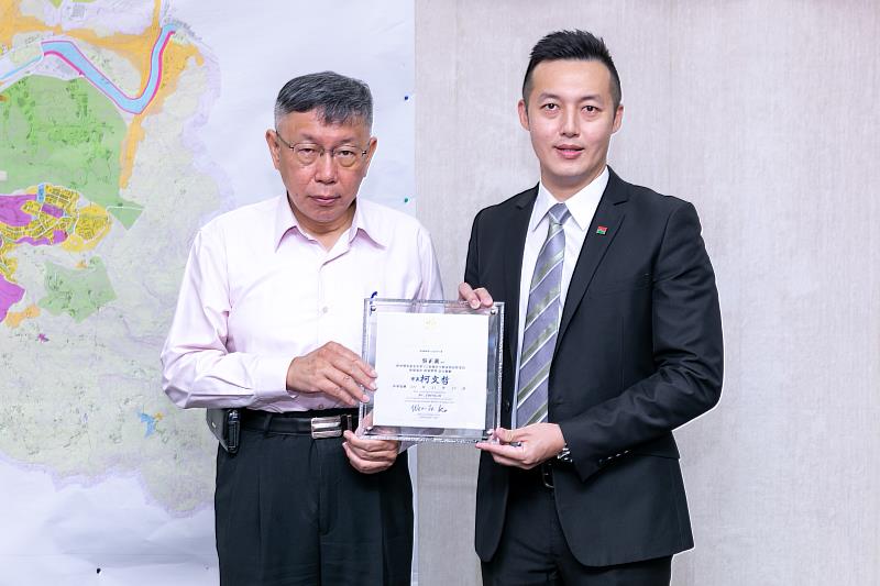 信義房屋仁愛店專案執行協理吳正義（右）從進公司第三年起，連續12年達到「千萬經紀人」門檻，今年獲頒北市優良不動產經紀人員。