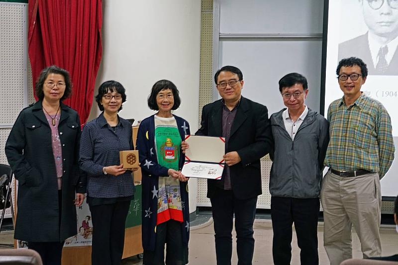 講師與教授們合影（由左至右為張寶云教授、黃琡雅教授、翁文嫻教授、陳復院長、劉明洲教授、張伯浩教授）。