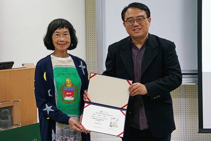 翁文嫻教授從洄瀾學院陳復院長手中領取感謝狀。