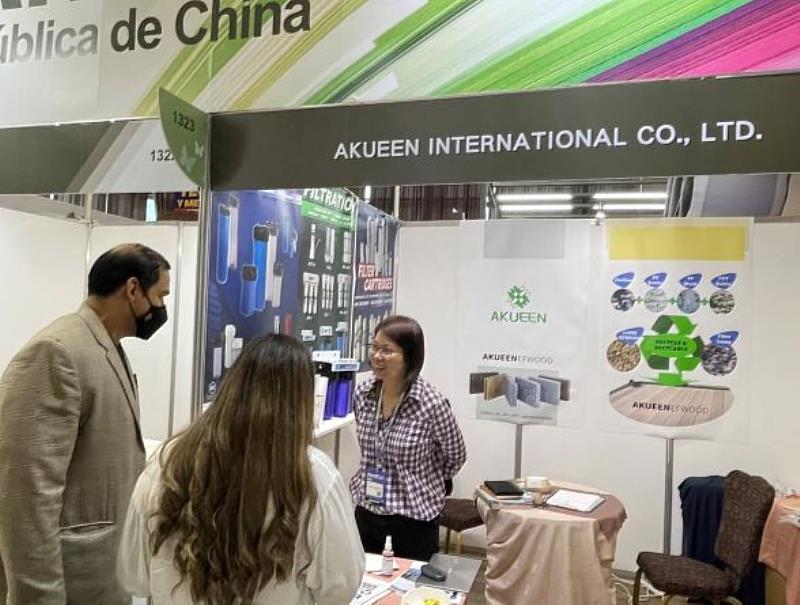 3. 我國參展商坤隆於現場與買主洽談。