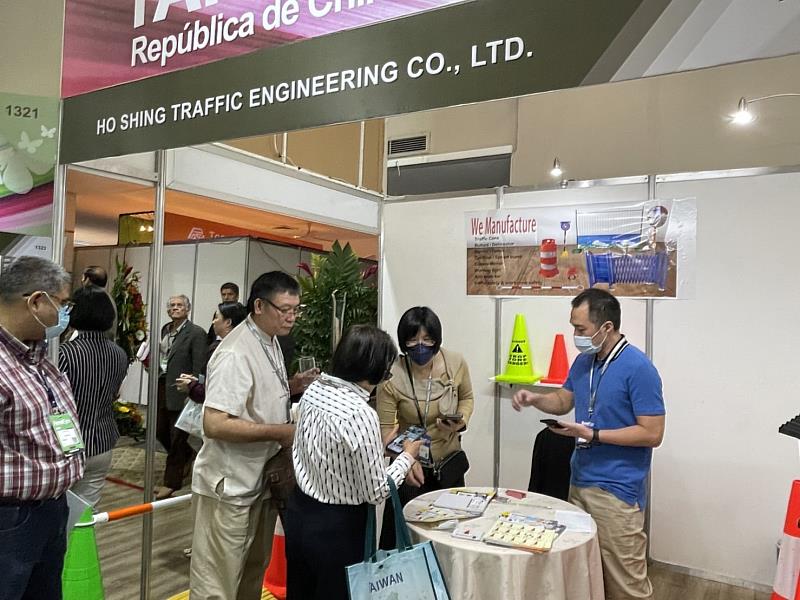 2. 我國參展商和興交通於現場與買主洽談。