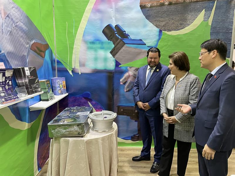 4. 我國大使鄭力城(右一)偕瓜國外交部次長Shirley(中)及工總理事Andres Rivera(左一)參觀臺灣館展區。