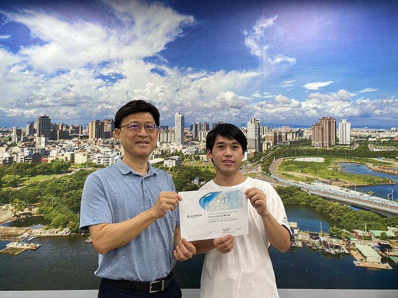 房管系三年級蔡沅峻(右)考取「AutoCAD國際認證」，與房管系黃幹忠主任(左)合影