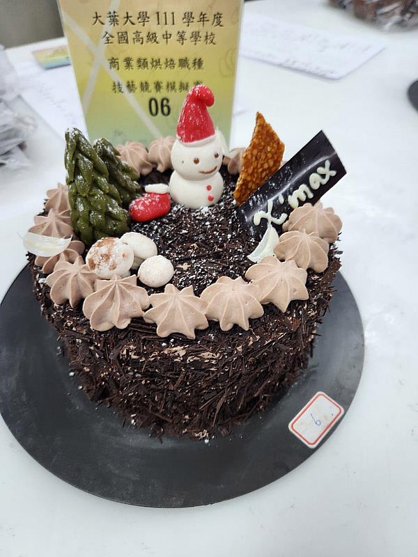 明台高中徐意筑的聖誕蛋糕獲得評審肯定
