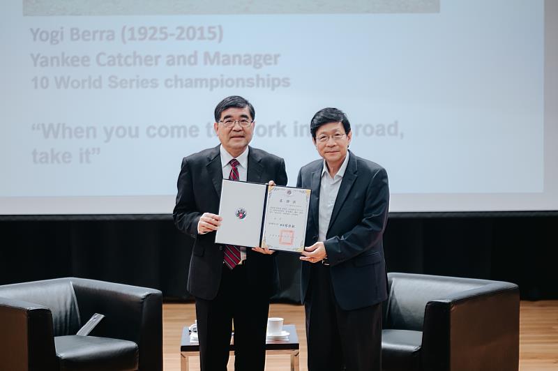 楊俊毓校長頒發感謝狀給劉扶東院士