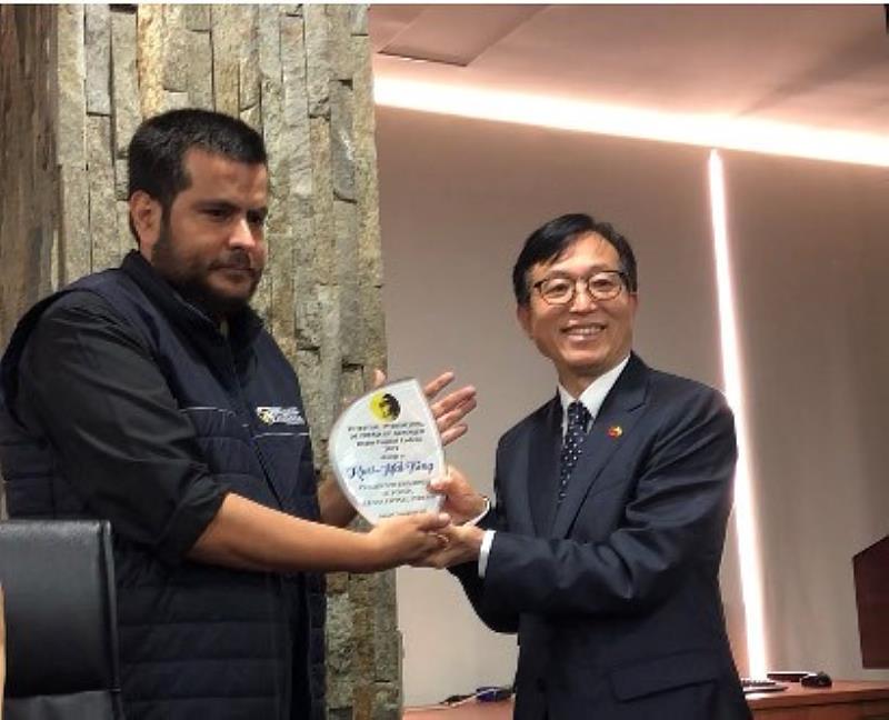 我國駐厄瓜多代表處代表莊輝恩代曾貴海醫師領厄瓜多國際詩歌獎