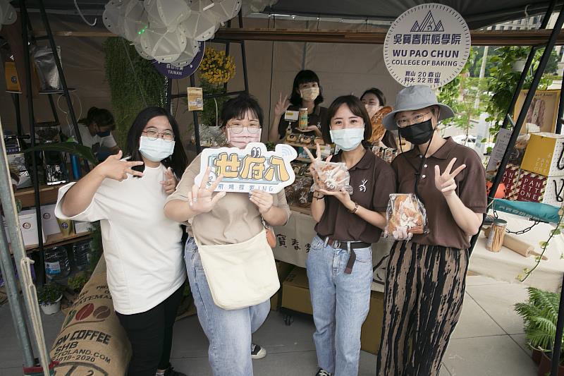 公廣系畢製團隊「ㄝ府八」走訪森山市集，與吳寶春烘焙學院攤位合照