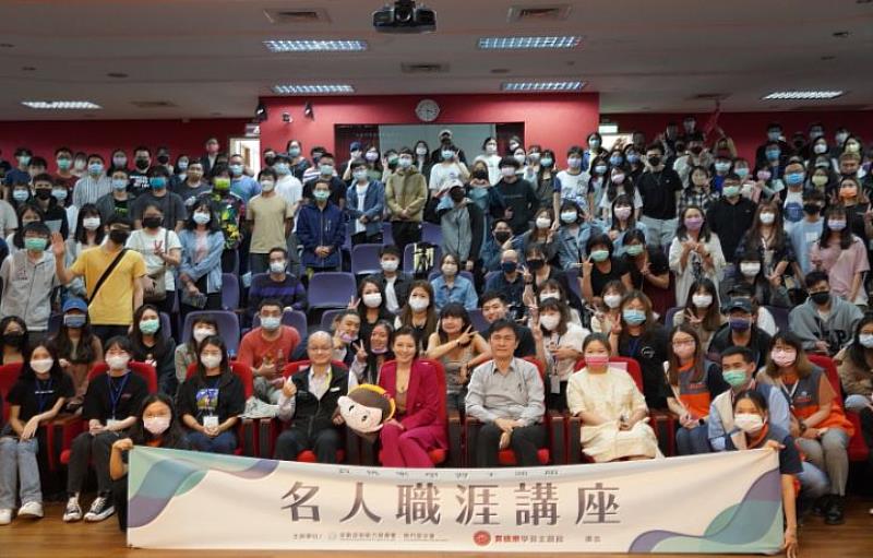 勞動力發展署桃竹苗分署副分署長何維敦和中華大學學務長閻克勤都親自出席，希望劉品言能帶給學生在探索職涯的路上有所啟發。