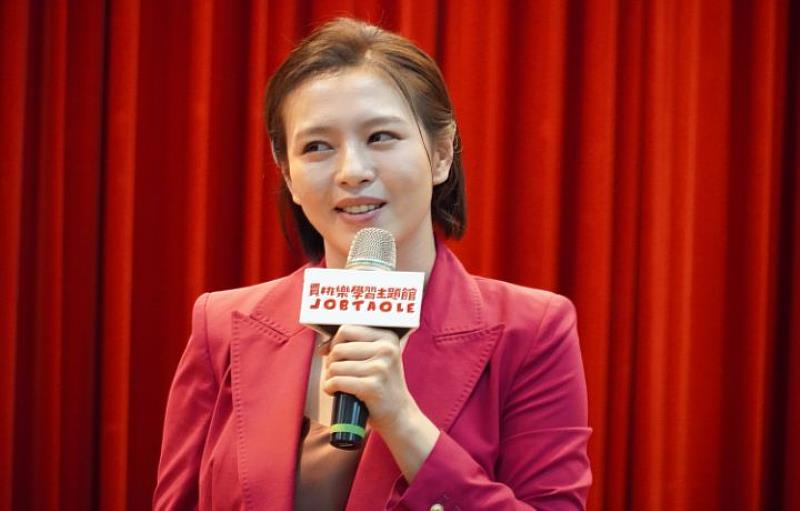 劉品言分享自己在20歲時，自以為可以擁有全世界，卻陷入紙醉金迷的人生黑暗期過程。