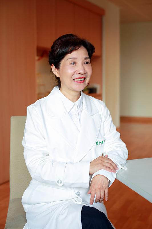 張中興主任表示，預防冬季癢最直接的做法是抹適合的保養品；最基本像凡士林，添加保濕成分保養品，穿棉質貼身衣物保護皮膚，使用電熱器保暖，旁邊加杯水。