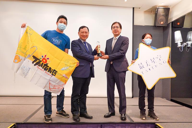 台東最美星空獲台灣活動卓越獎金質獎、評審特別獎 副縣長王志輝親自出席接下雙獎座