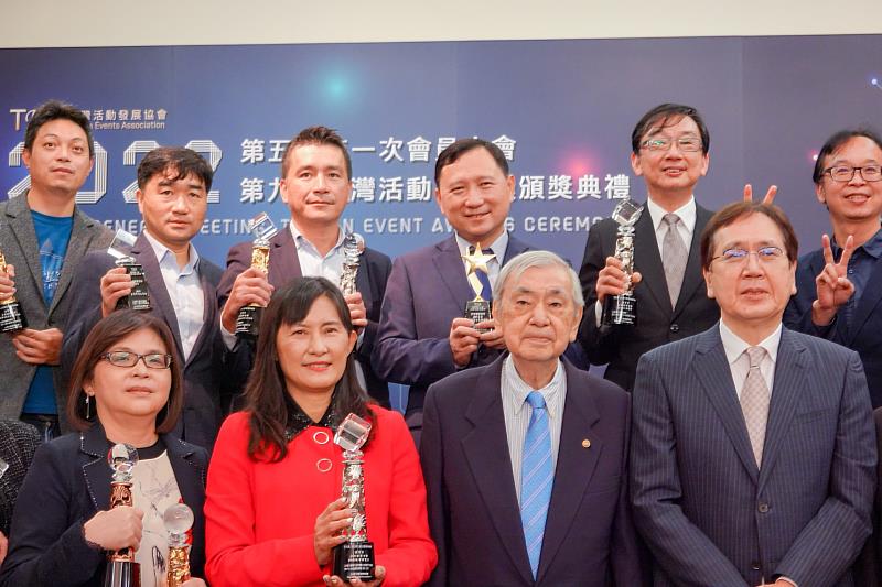 台東最美星空獲台灣活動卓越獎金質獎、評審特別獎 副縣長王志輝親自出席接下雙獎座