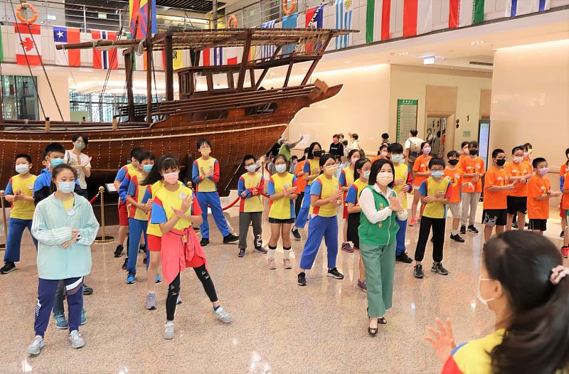 張榮發基金會執行長鍾德美(前排右一)與七堵國小師生歡跳拒毒健康舞。