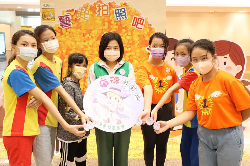 張榮發基金會執行長鍾德美(左四)致贈道德徽章給七堵國小學童。