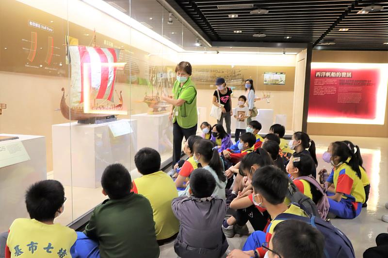 七堵國小學童參觀長榮海事博物館，聆聽志工介紹館內展品。