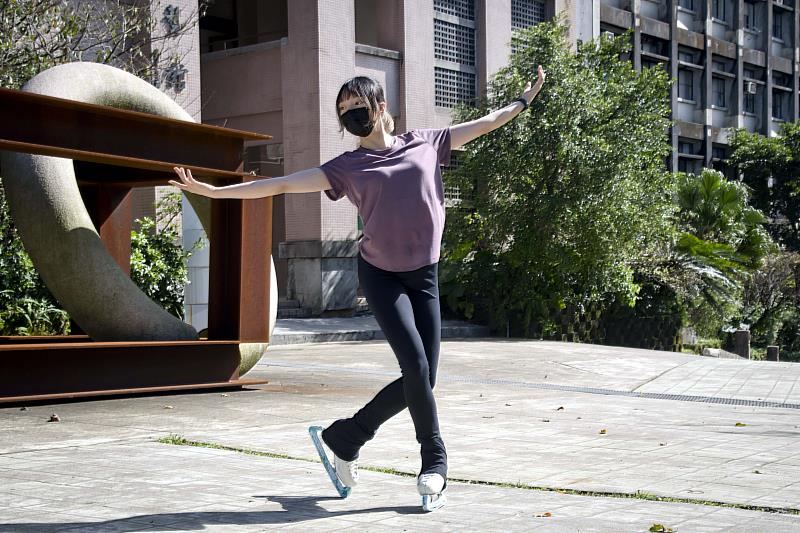 陳圓蓉參加華梵大學自主學習實驗教育方案，立志成為花式滑冰表演者。