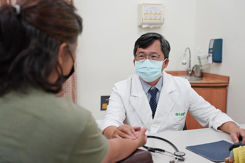 楊成湛主任表示，病友除了持續依照新陳代謝科醫師醫囑服用降血糖藥或注射胰島素控制血糖之外，中藥與針灸可以改善緩解糖尿病併發症。