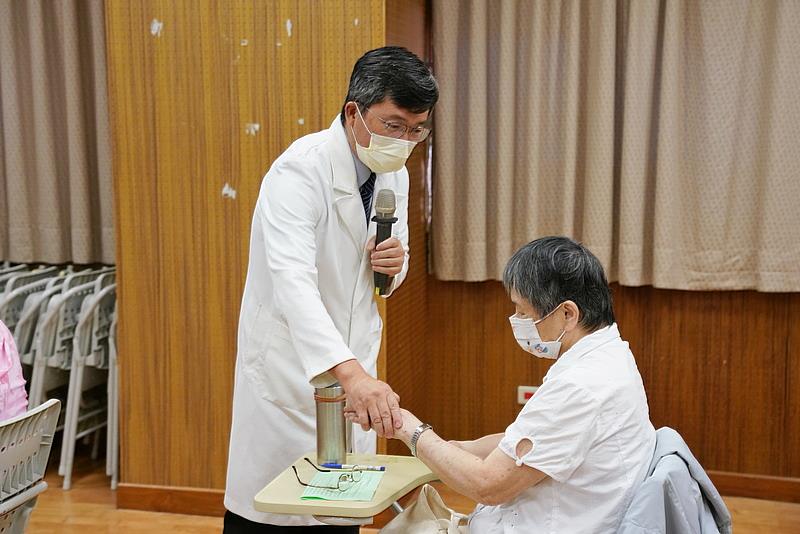 中醫講究經穴按摩，楊成湛主任在糖尿病病友會上示範「合谷」穴。