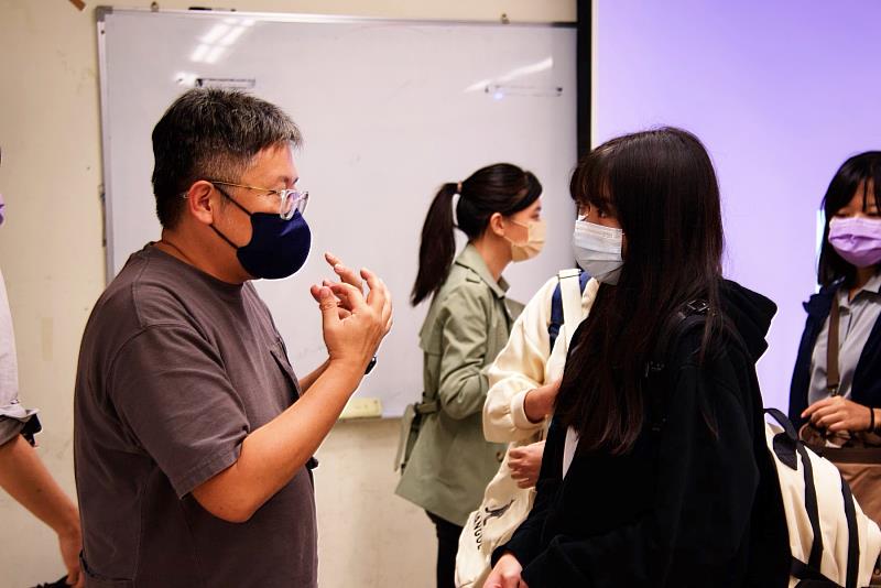 徐燕興(圖左)表示城市治理是編織共好社會的過程，鼓勵政大的年輕學子們規劃中也要思考未來的挑戰。