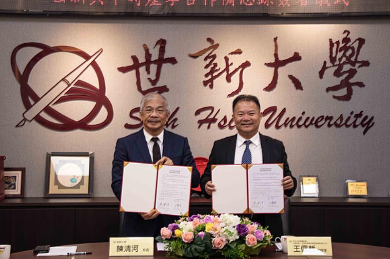 圖一：世新大學與旺旺中時媒體集團舉行簽約儀式，由世新大學校長陳清河（左）與工商時報暨時際創意傳媒(股)公司總經理王儒哲代表簽約