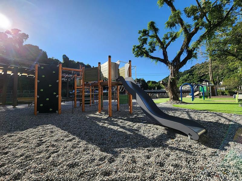 青潭公園採用小礫石鬆散材料鋪面的特殊設計、沙坑遊戲區，可增進兒童感覺統合發展中的「觸覺」