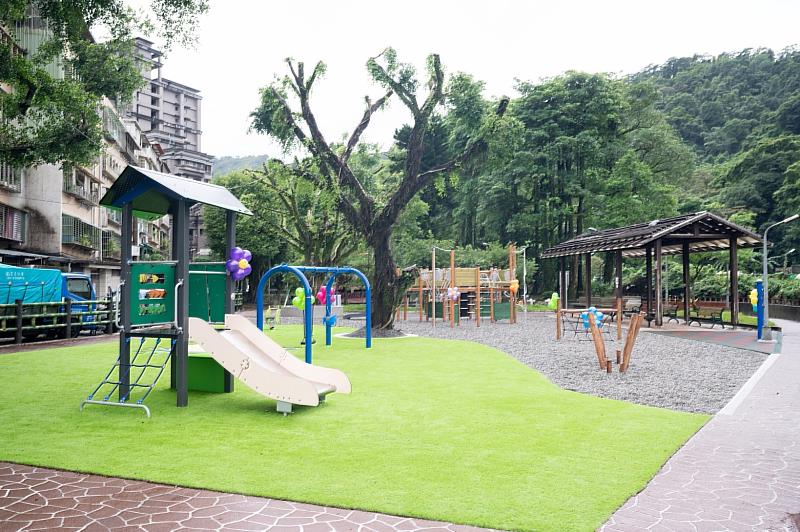 青潭公園內也有適合幼齡兒童的滑梯、鞦韆等遊具，讓小小朋友也能盡情遊戲