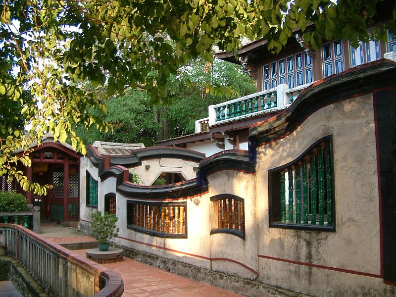 林家花園園林建築獨具特色，漏窗、迴廊等各項裝飾都富含不同寓意。