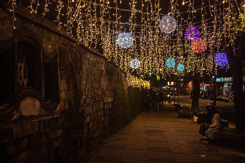 林家花園西門街「繽紛光廊」晚間5時30分與耶誕城同步點燈，浪漫燈海照亮古蹟廊道。