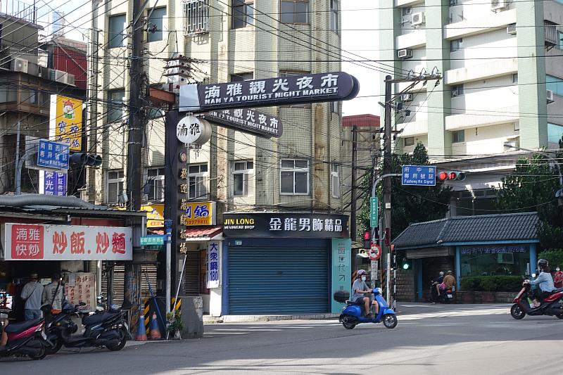 林家花園周邊的湳雅夜市是板橋美食聖地，每到夜晚吸引不少民眾慕名而來。
