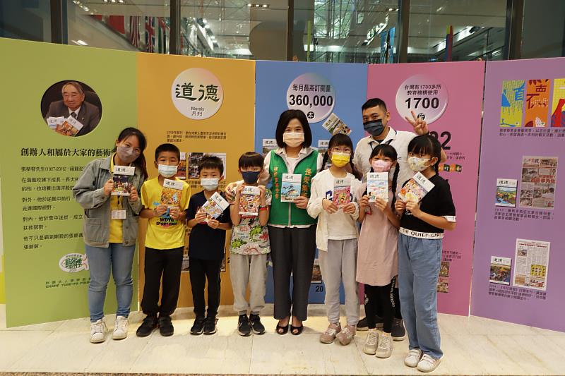 ▲張榮發基金會執行長鍾德美（左五）和博幼基金會師生合照。