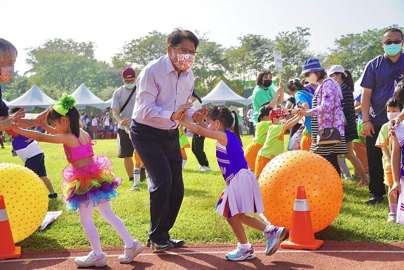屏東縣111年度幼兒親子運動會 潘縣長邀請親子動一動