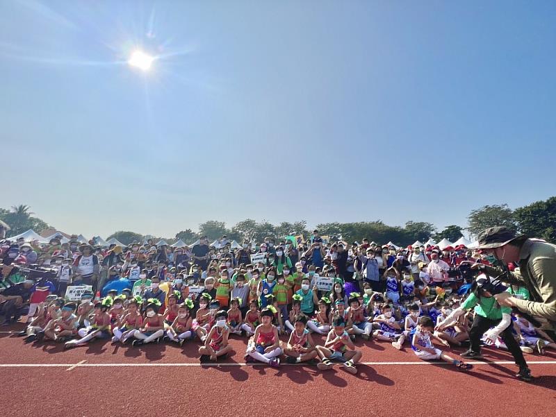 屏東縣111年度幼兒親子運動會 潘縣長邀請親子動一動