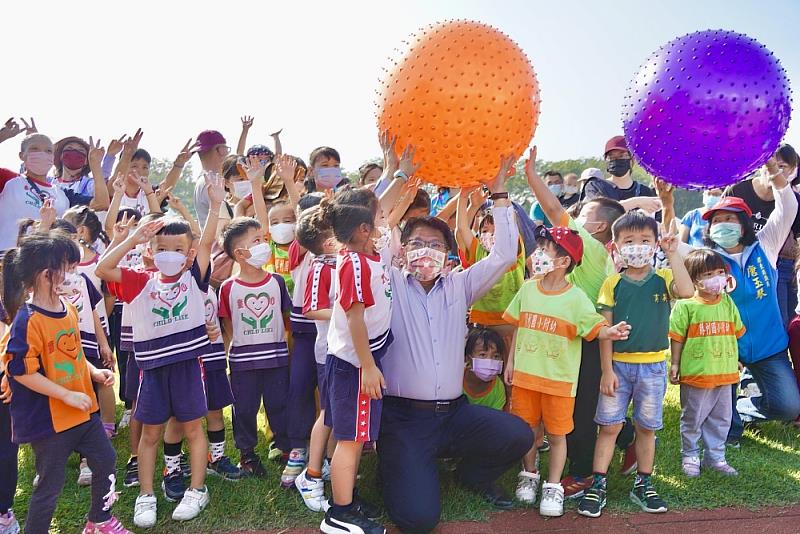 屏東縣111年度幼兒親子運動會 潘縣長邀請親子動一動