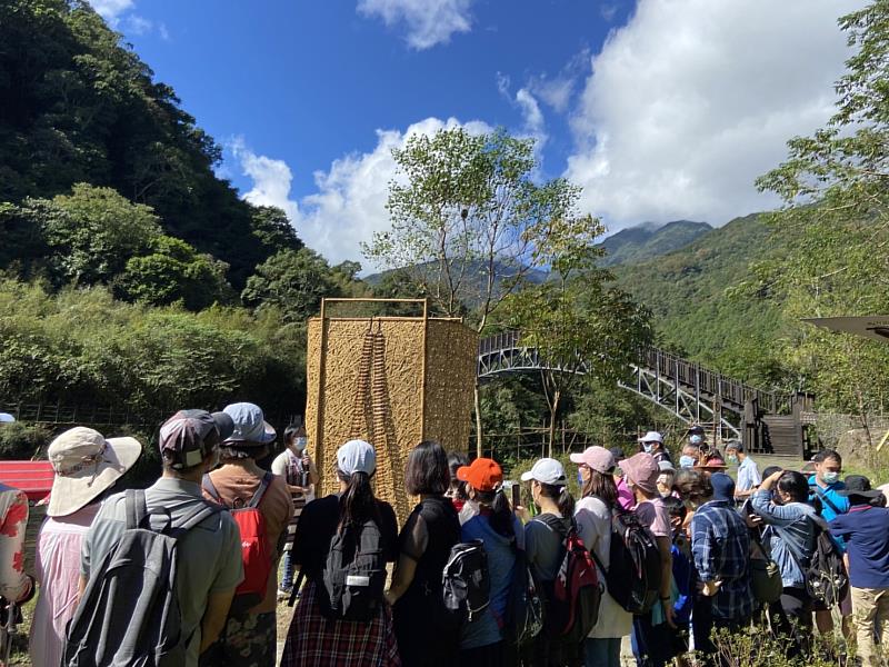 新北市原住民部落大學辦理之環境教育課程，由當地泰雅族導覽員向學員說明大羅蘭溪周遭生態景致（圖／新北市原住民族行政局提供）