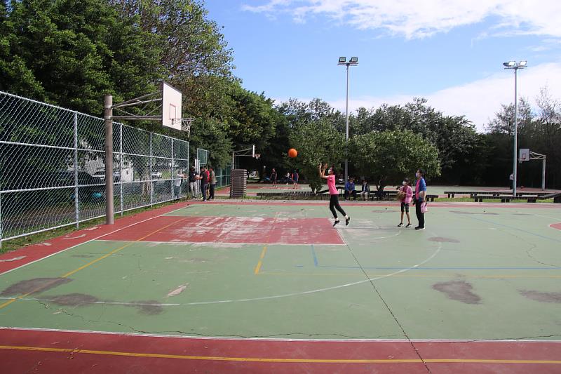 縣府獲核定補助逾3百萬元進行臺東市海濱公園籃球場改善 饒慶鈴：積極提升縣內運動環境