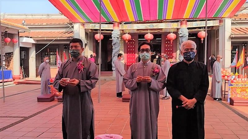 今年的秋祭活動由鍾副主委(中)擔任大殿主祭官