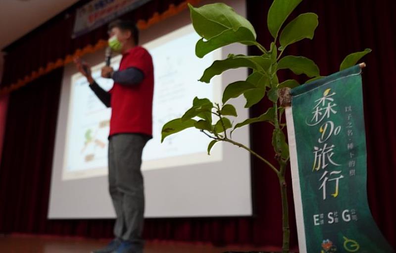 陳宇華成立的綠色冀泉公司，目前跟全台超過200所學校合作種牛樟樹，已累計種超過1萬棵樹，未來目標是10年要種100萬棵樹。