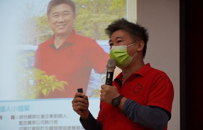 陳宇華原是年薪高達300萬元保險業資深主管，卻在40歲那年，毅然決定辭去工作，轉身投入種樹救地球的行列。