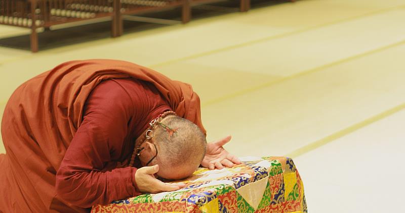 Master Hsin Tao, Founding Abbot of the Ling Jiou Mountain Buddhist Society (LJM), performs the Buddhist ritual of repentance. （Photo courtesy of the MWR）