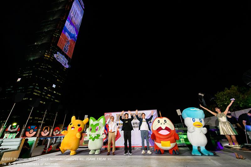 The Pokémon Company和台北101合作留影, 左起台北101劉家豪營運長,TPC宣傳企劃部渡邊總監和TPC亞洲事業部小林總監
